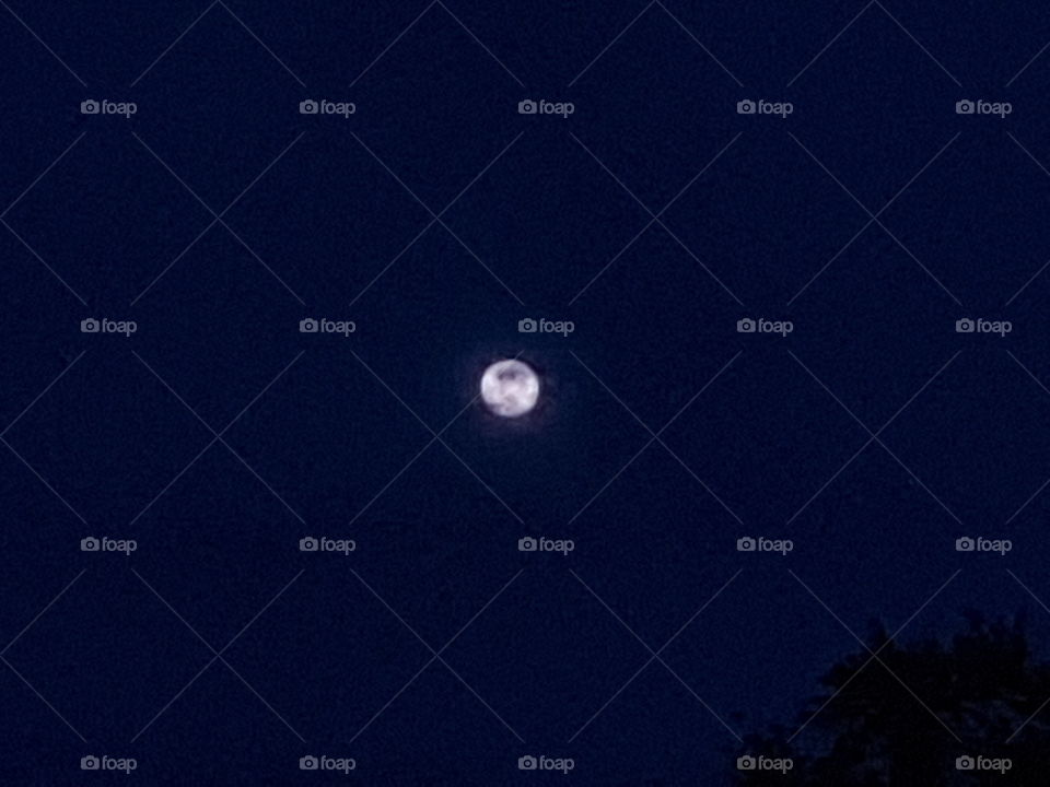 beginnender Vollmond am abendhimmel