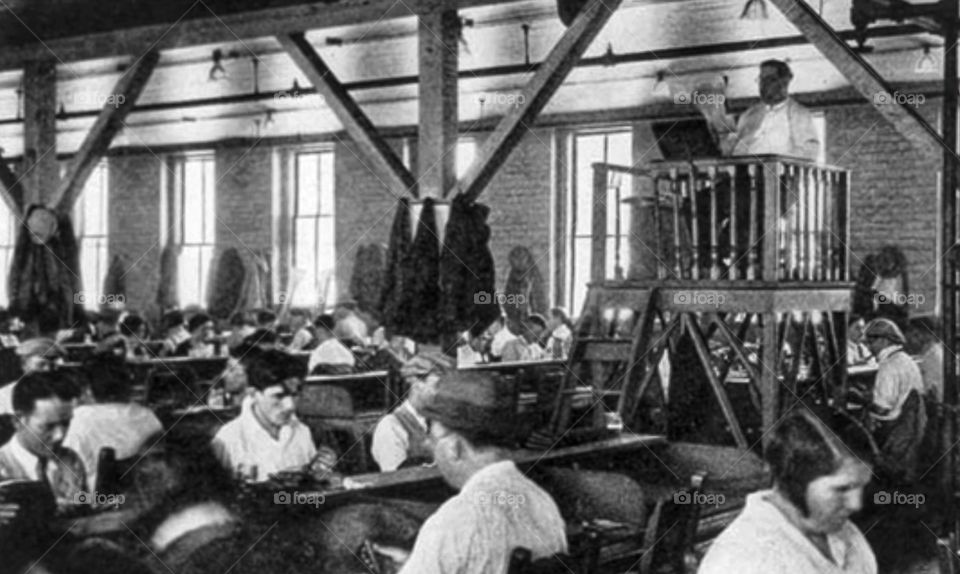 Mostra fotografica sui mestieri sui mestieri scomparsi. Lettore di giornale in fabbrica