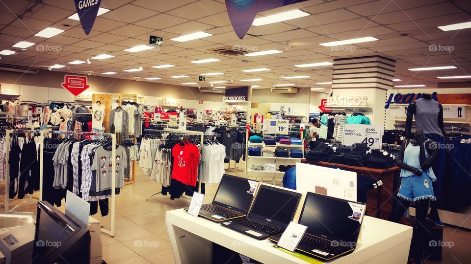 Loja de roupas. Grife. Estoque, fashion, luxo.