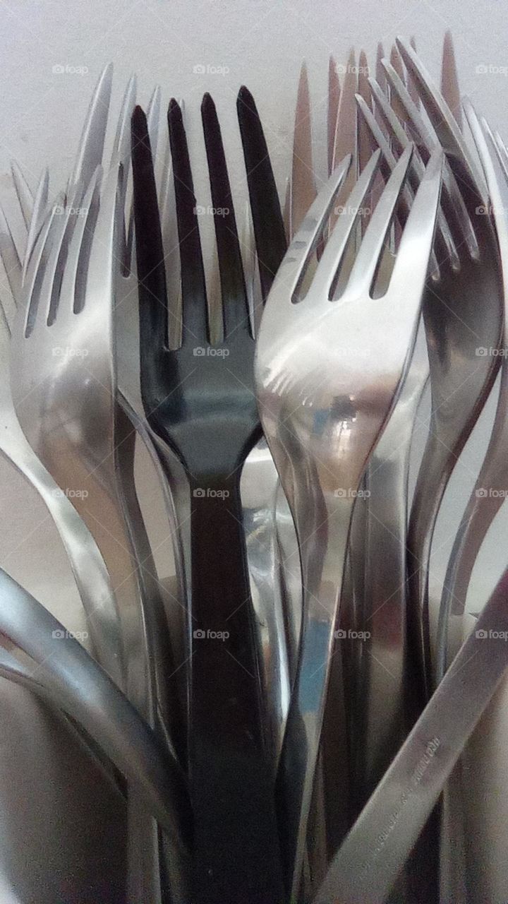 different fork within - tenedor raro entre nos