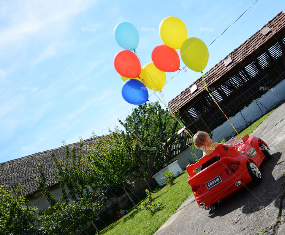 birthday baloons in toy car