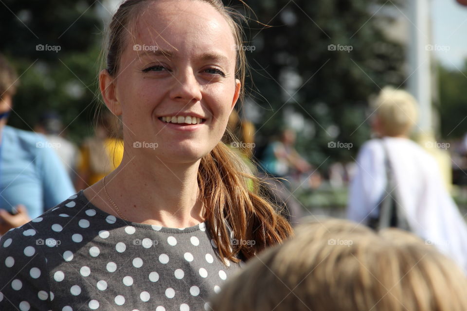 девушка улыбающаяся в парке