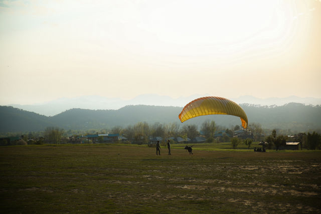 paragliders at bir