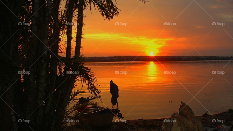 O por do sol. Belas cores; vermelho, laranja, amarelo, e sombras.