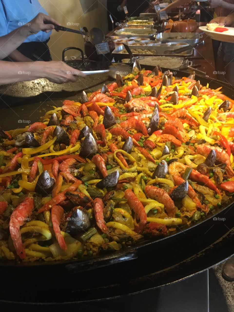 Uma paella deliciosa para saborear. Olha só quanta coisa gostosa tem aqui para comer!