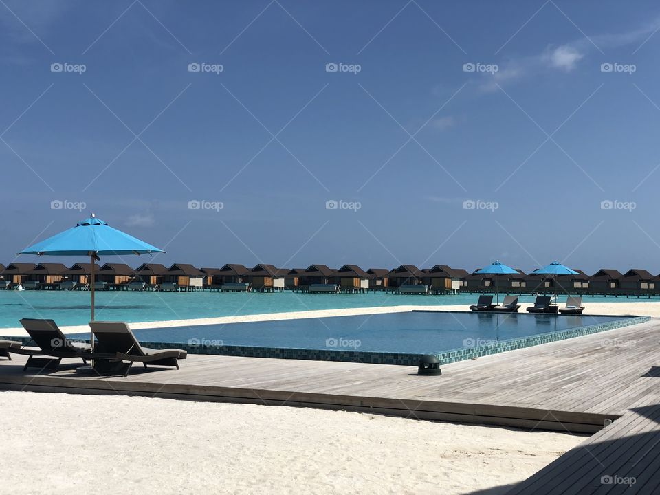Infinity swimming pool #carpe-diem, Overlooking the beach, with a view to infinity and beyond, the public swimming pool is 25m long. Swim a few lengths between relaxing and reading on a sun lounger.