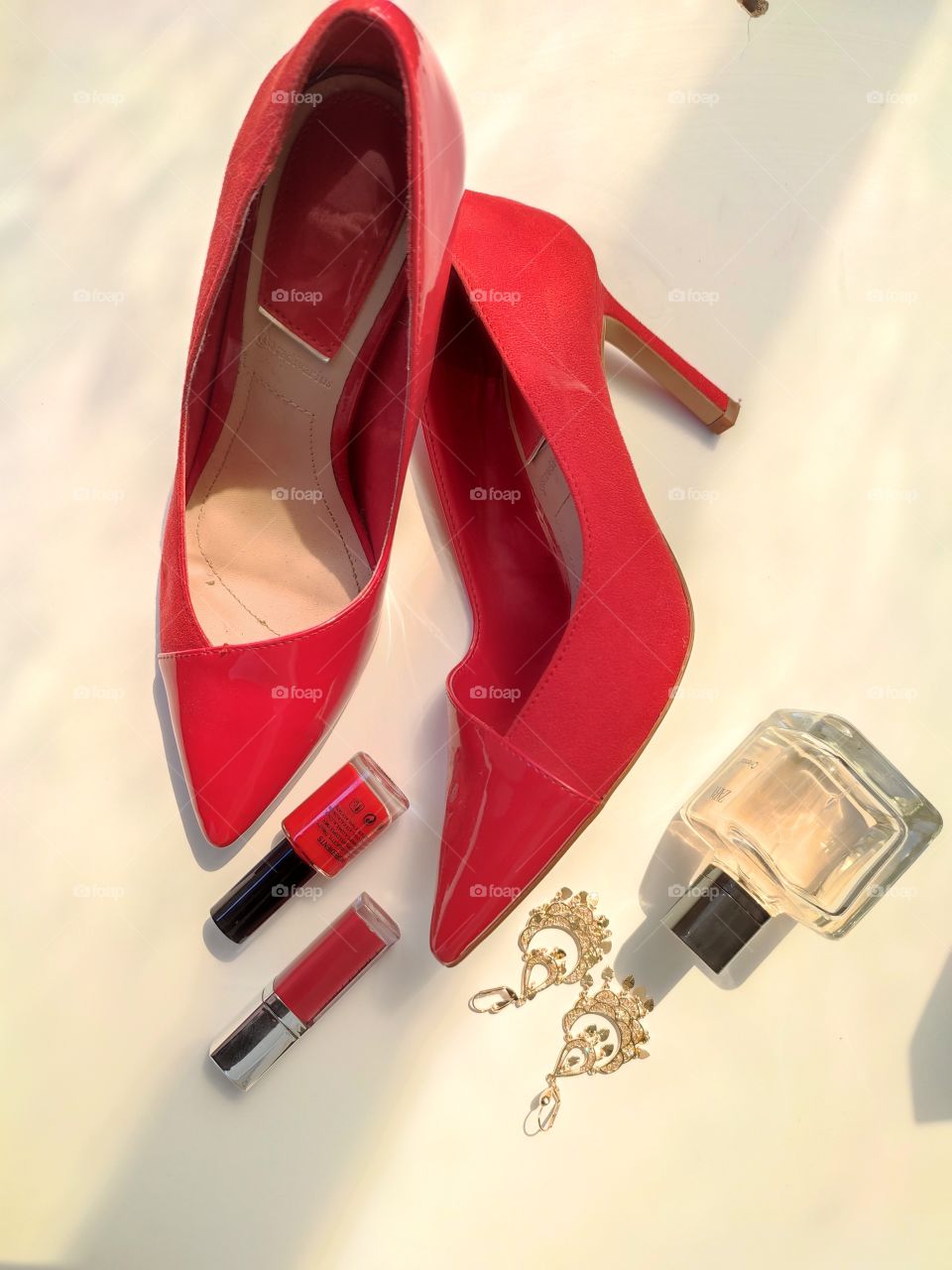 Red shoes with fashion accessoire 🌹