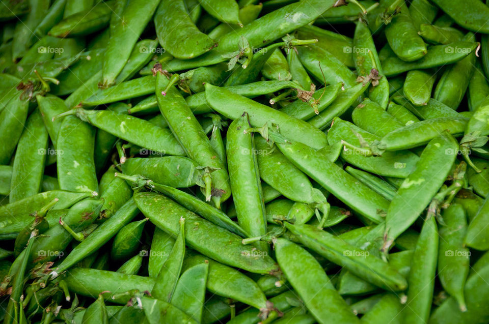 green food fresh peas by sergiusz