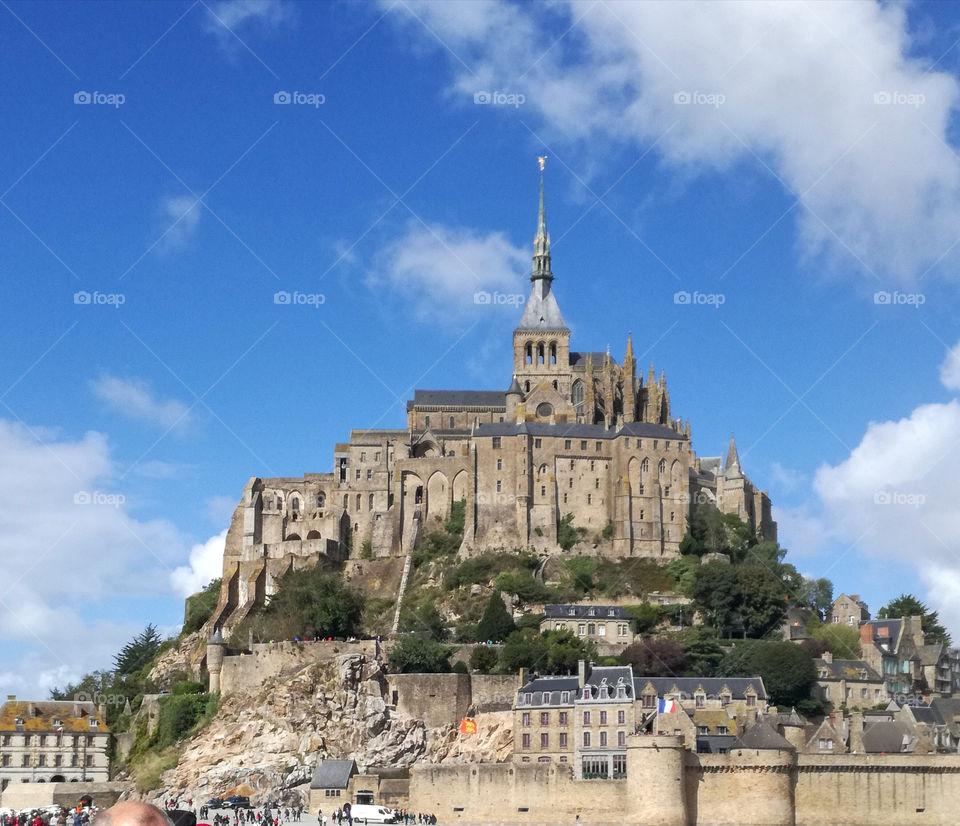 Castillo y fortaleza impresionante en Francia, llamado mont sant Michelle