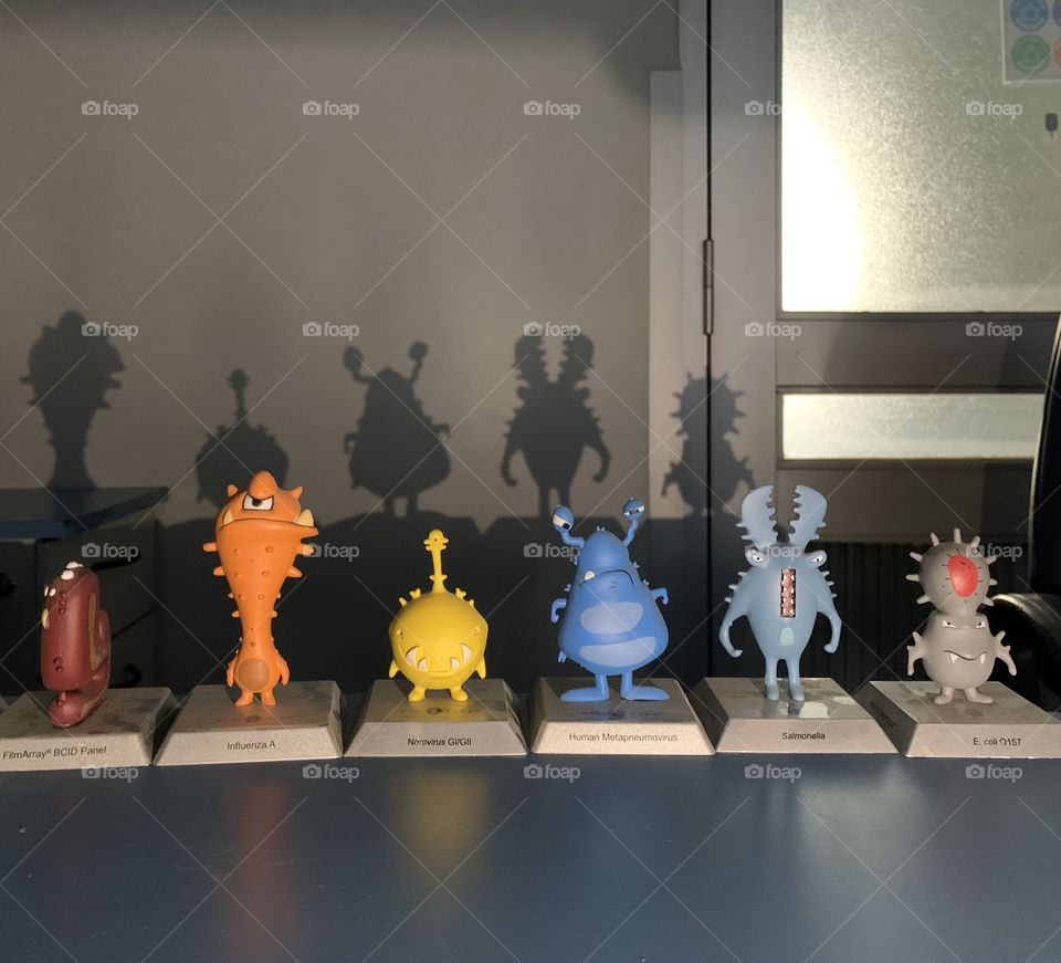 Sombras, monstruos, microorganismos