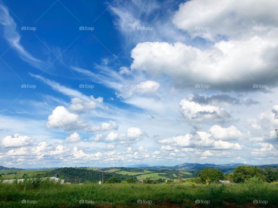 🇧🇷 Eita, que o horizonte está bonito!
Olhe só a Serra da Mantiqueira ao longe…

🇺🇸 Jeez, the horizon is beautiful!
Just look at Serra da Mantiqueira in the distance…