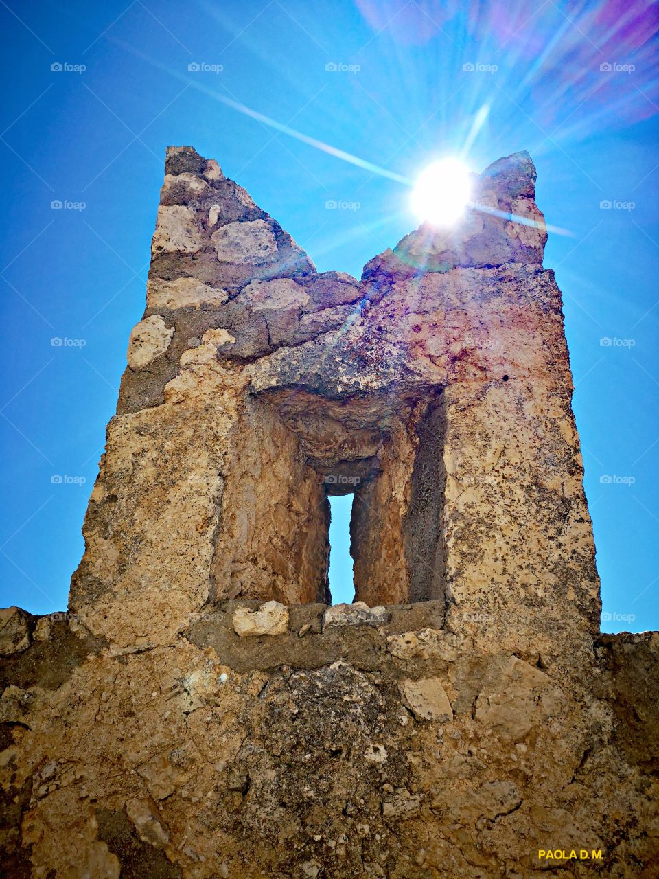 Rocca Calascio è una rocca situata in Abruzzo, in provincia dell'Aquila, nel territorio del comune di Calascio, ad un'altitudine di 1450 metri s.l.m, poco sopra il paese. 