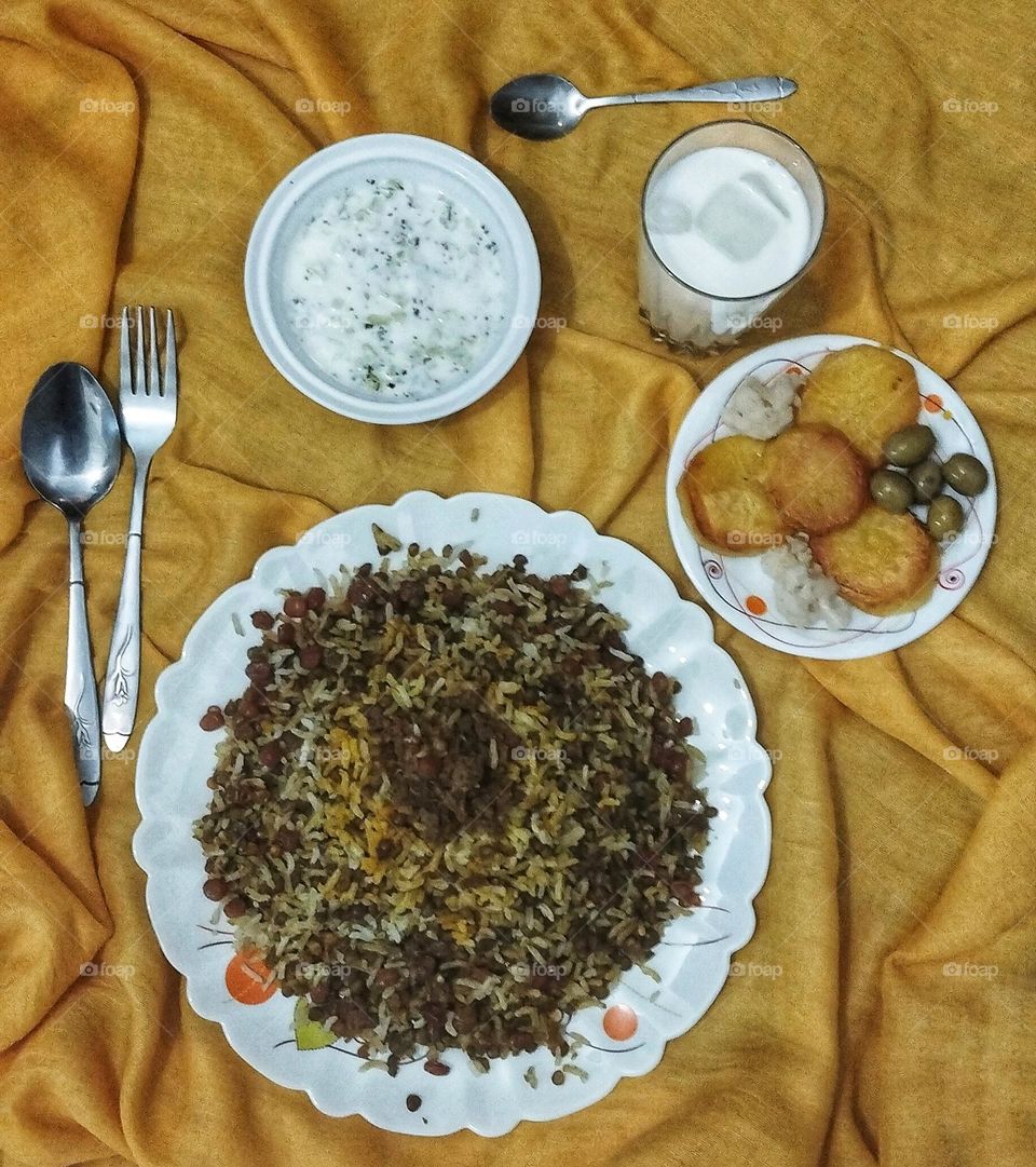 Lentil(a good source of protein, fiber and iron)rice with raisins(a good source of fiber, sugar,potassium,iron)is one of the traditional and popular Iranian dishes.In addition to its unique taste and aroma, this food also has countless properties.