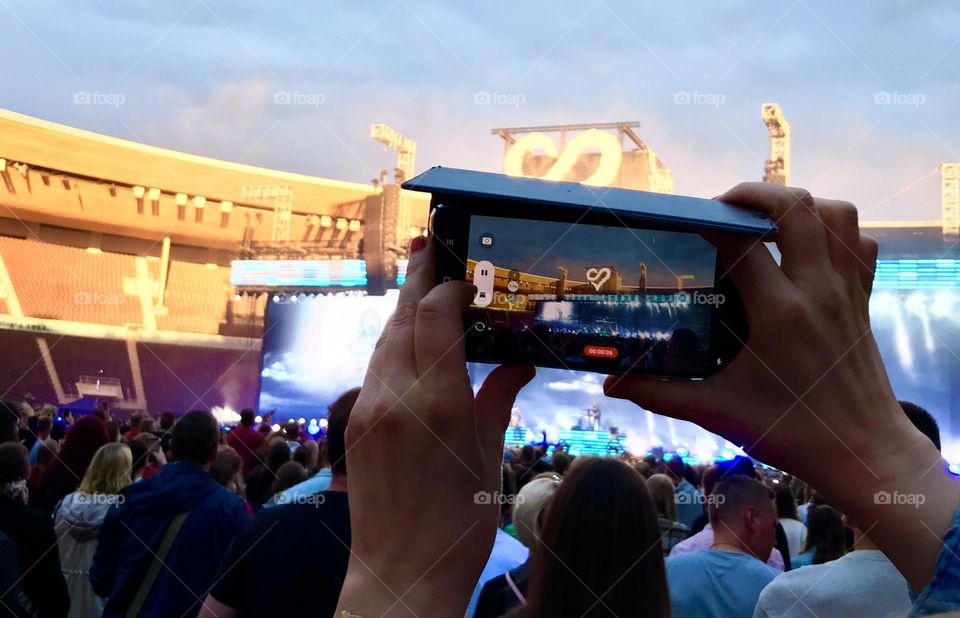 People enjoying Sunrice avenues concert at summerdays sunset