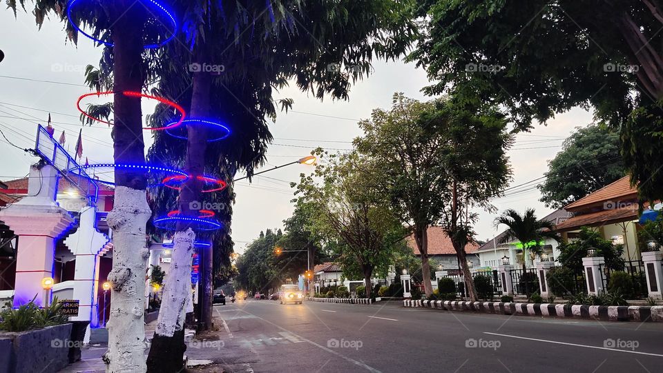 cahaya lampu mobil terlihat