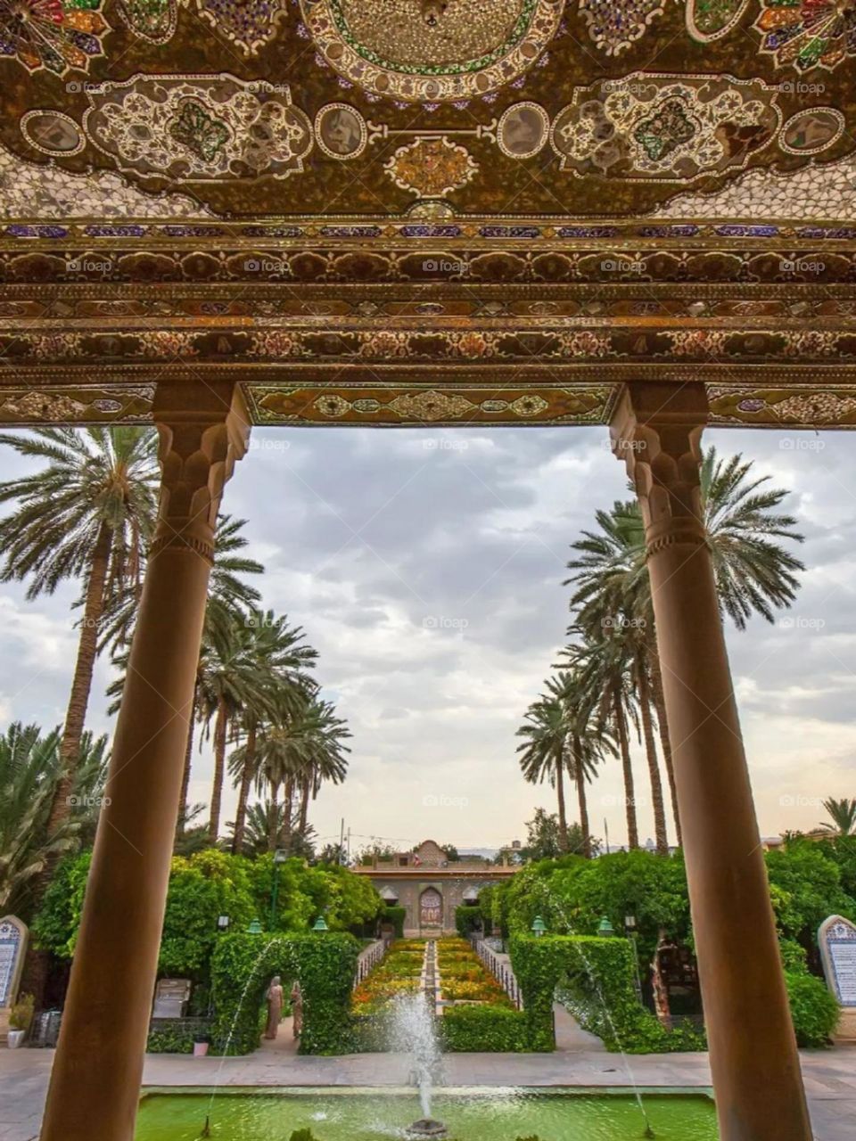 2 column architecture is used in Narenjestan. The most beautiful part of the building is the porch.