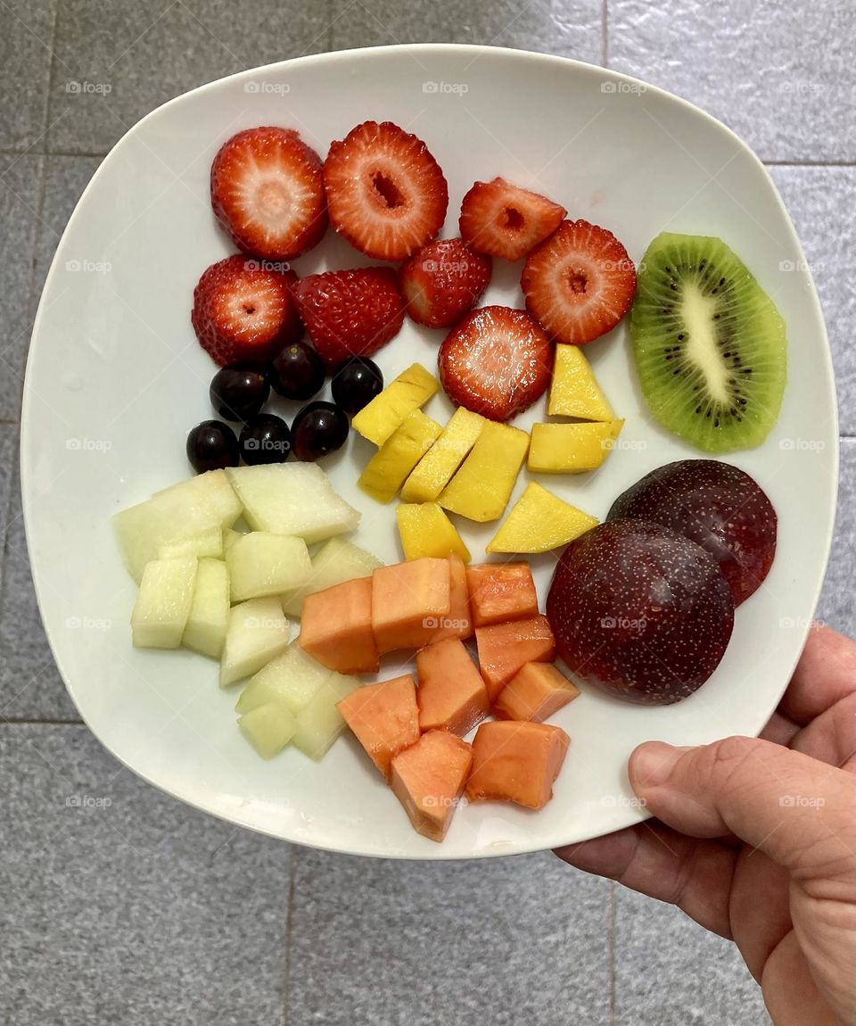 🇺🇸 Time for the delicious fruits of the day: today with strawberry, grape, mango, melon, papaya, kiwi and plum.  All prepared with great care!  🇧🇷 Hora das deliciosas frutas do dia: morango, uva, manga, melão, mamão, kiwi e ameixa.