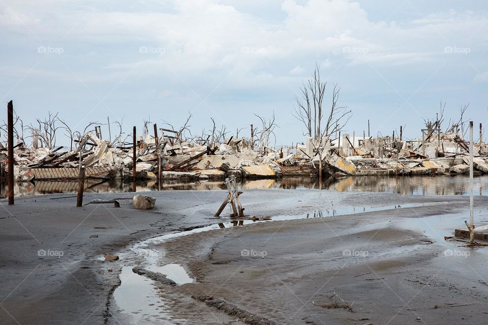 Destruction and abandonment of a small town by flood 