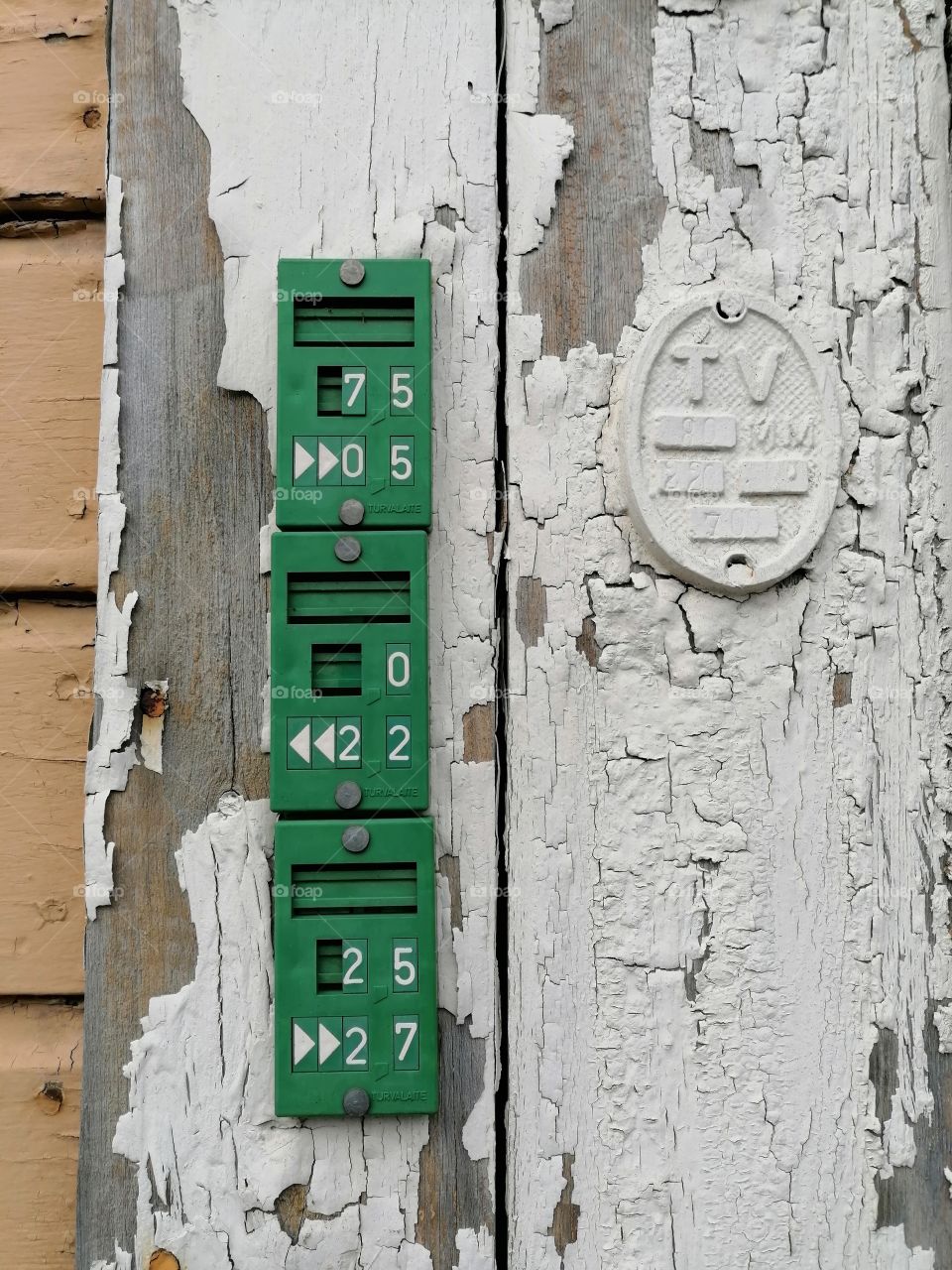 Old signs on the walls of the house tell you where the water pipe closure is. Important information.