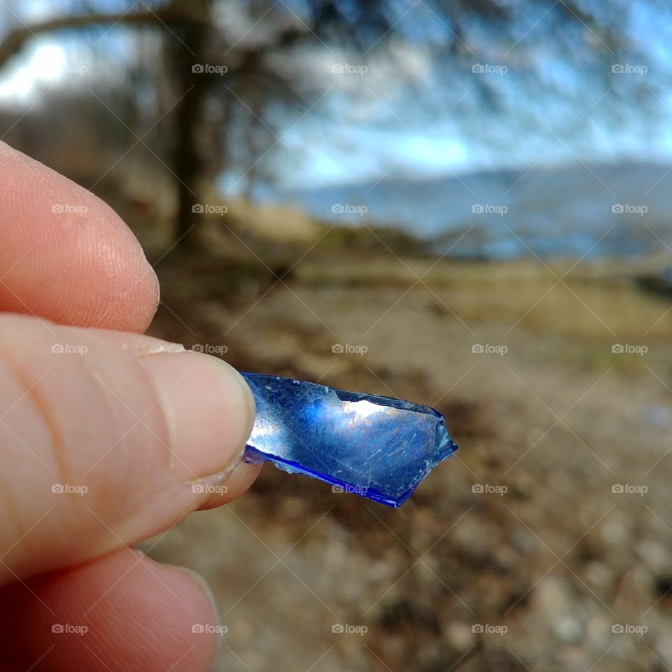 Glas Scherbe blau Strand. Müll