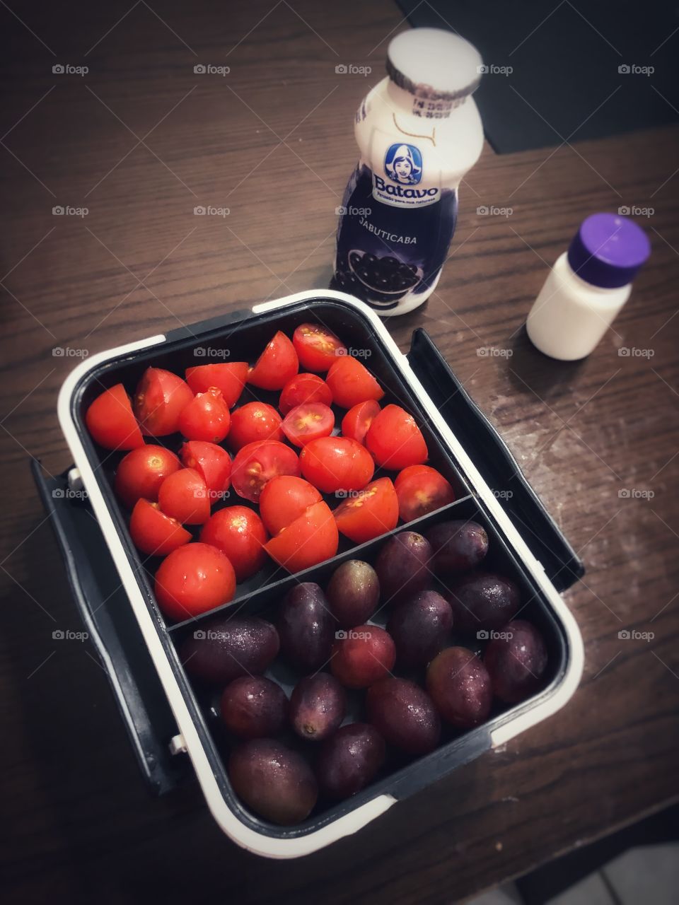 Health food for school snack time... Grapes, Cherry tomatoes, and jaboticaba yogurt. The perfect snack to make my son happy during his classes break in the morning.