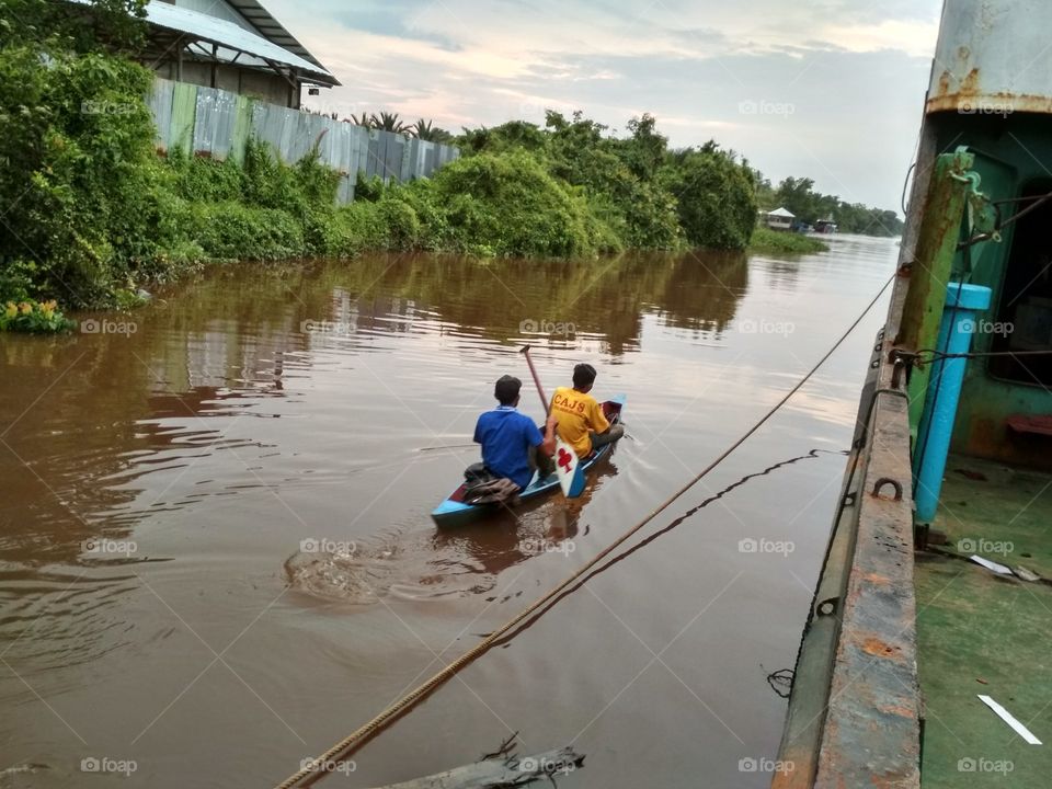 aktifitas perahu orang Borneo indonesia