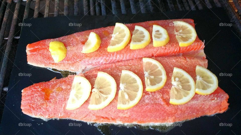 grilling salmon and lemon