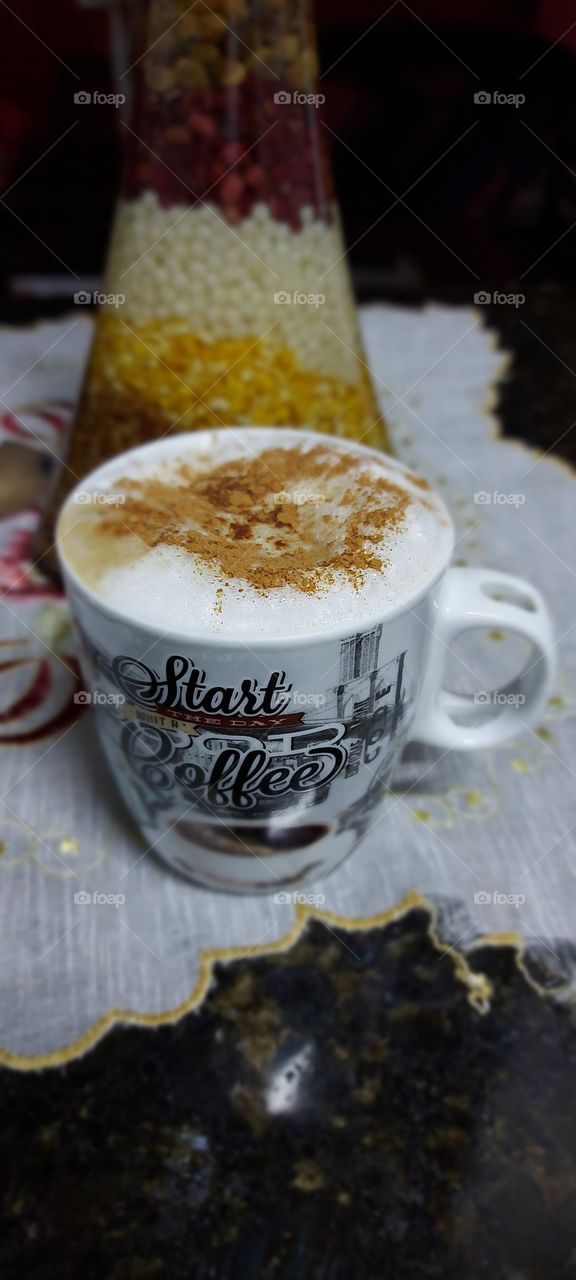 Um café com leite de dar água na boca