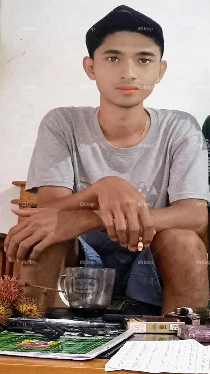 Stylish young men carrying cigarettes or smoking bans should not be imitated