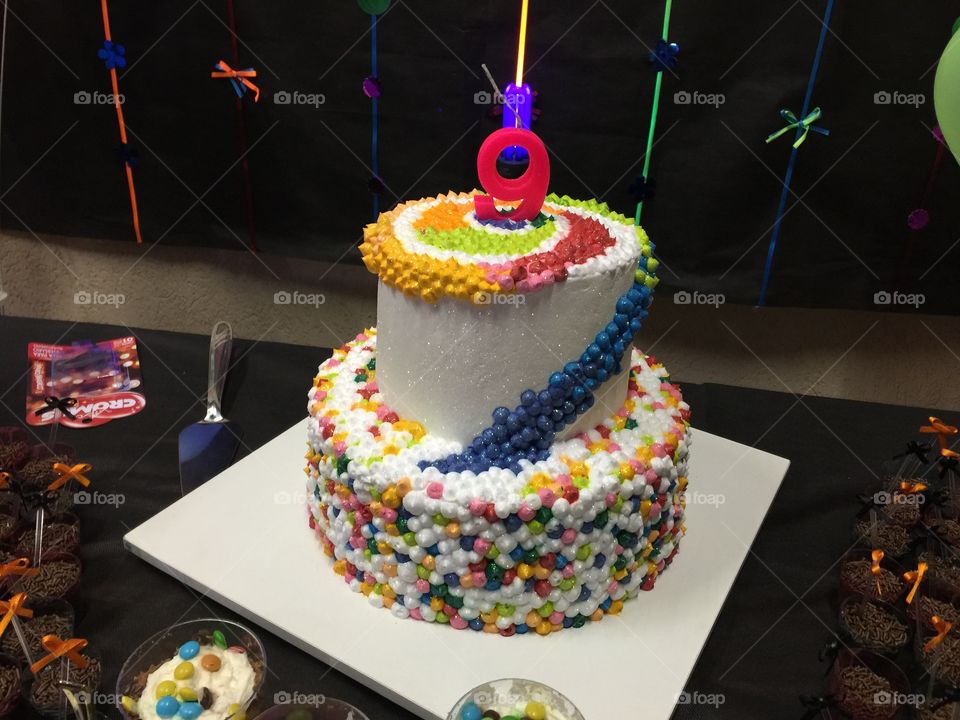Bolo de aniversário. Cores e sabores. Arco íris. Neon. Decoração de bolo. Delícias e ideias