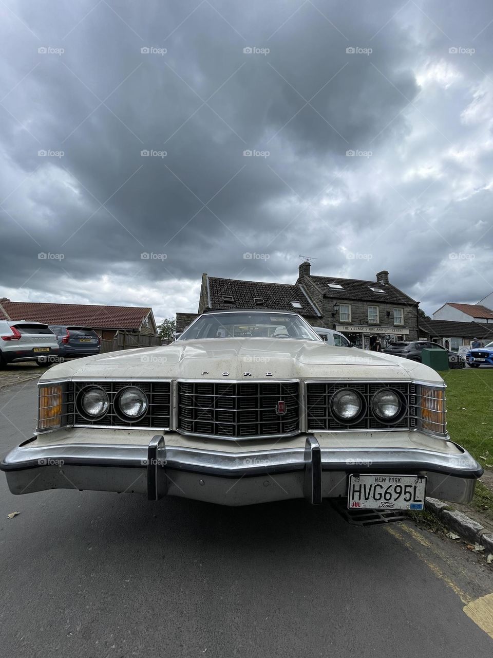 An old American car 🇺🇸… a long way from home in the UK ! 🇬🇧