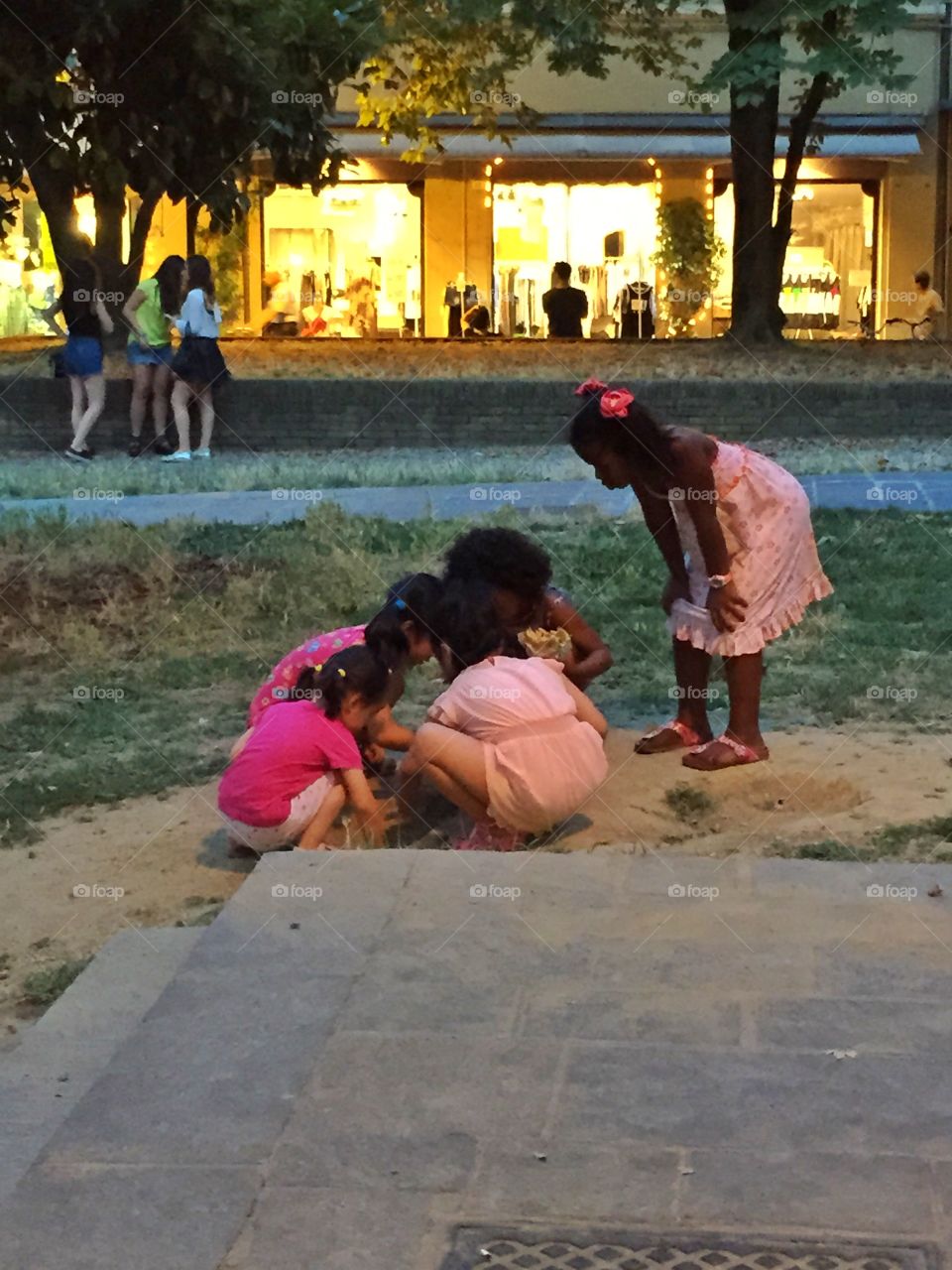 Young girls togheter. Young girls play togheter in the Park