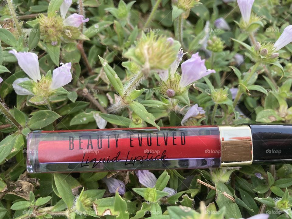 Red lip color in flowers