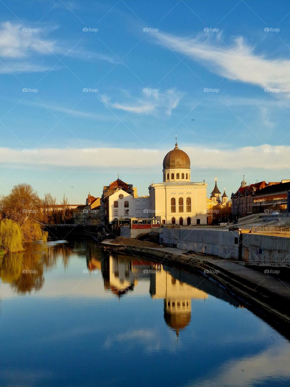 the city of Oradea and the river Cris