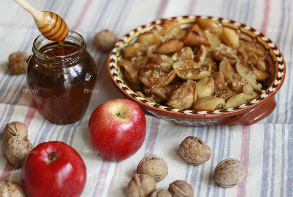 Baked apples, walnuts and honey