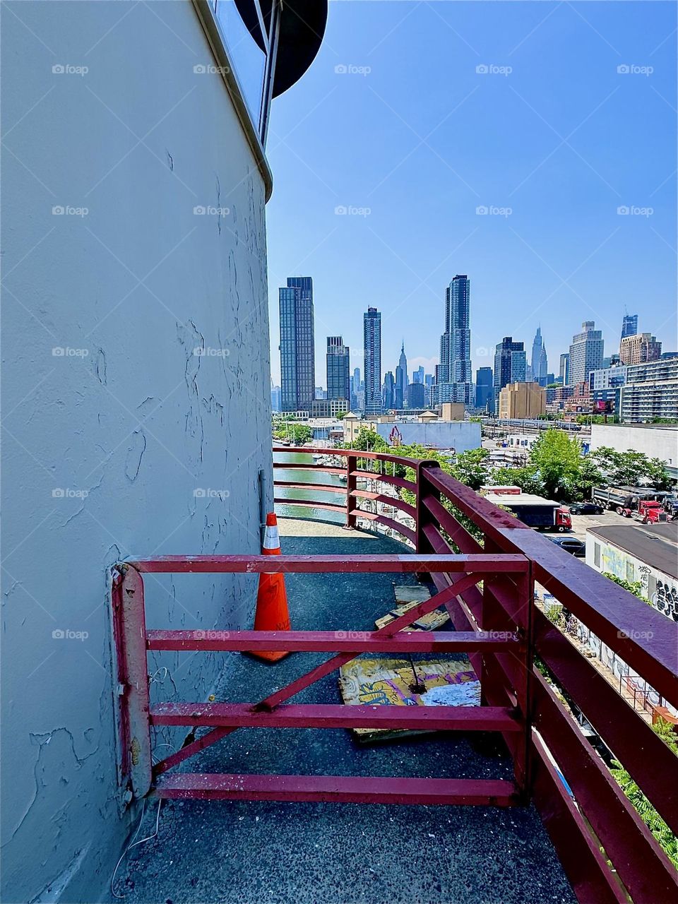 This is the center outpost of the “Pulaski Bridge” at “Newtown Creek” that connects LIC, Queens to “Greenpoint”, Brooklyn. In the distance we see “Manhattan” including the “Empire State Building”. 2024. Hypnotic Productions