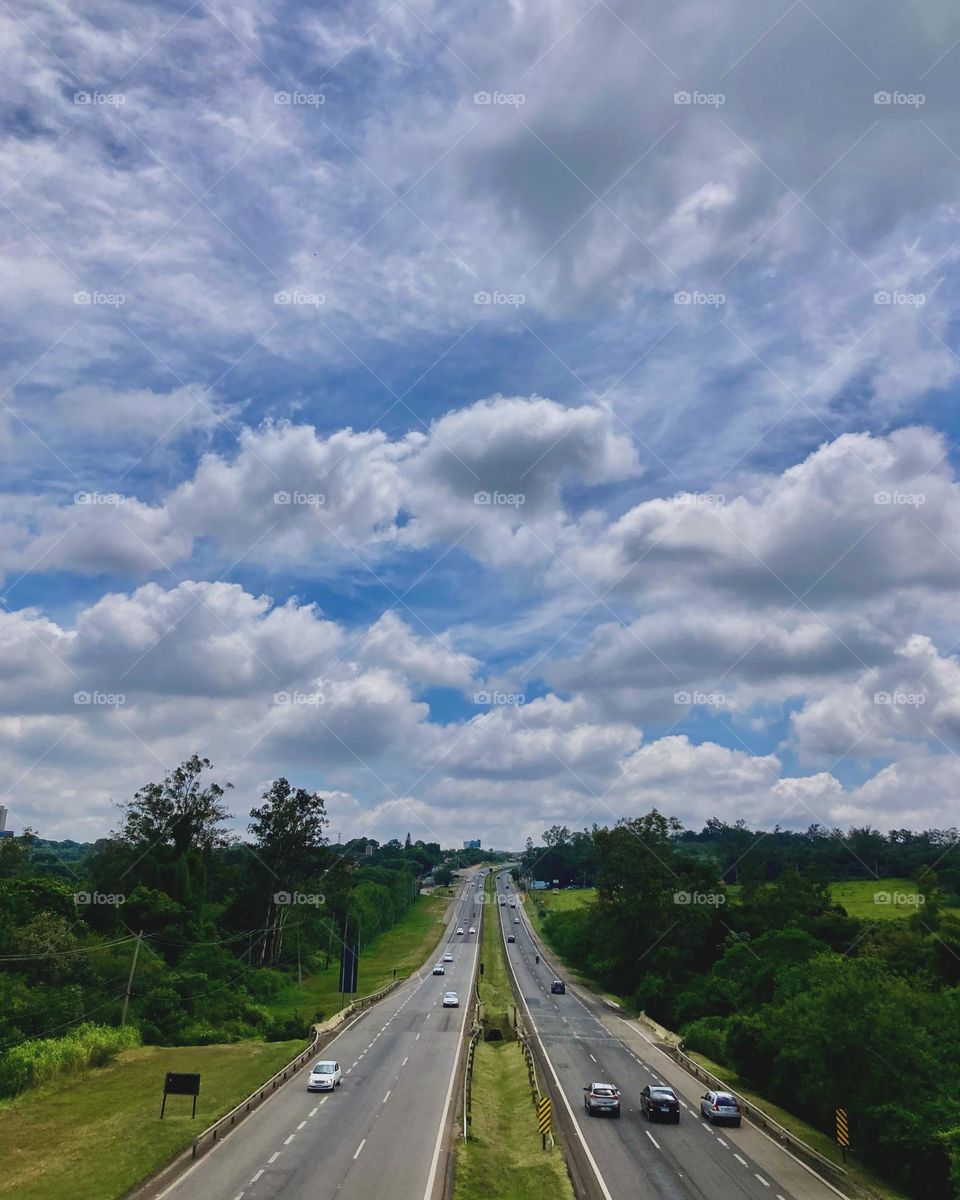 Horizonte pleno de nuvens!

Aqui: Estrada de Itu, sentindo Jundiaí. 