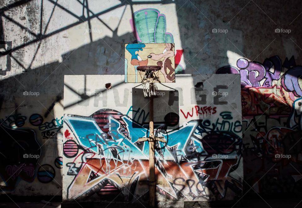 The former basketball building that died was then decorated with graffiti and murals with the atmosphere of a roof shadowed by the sun