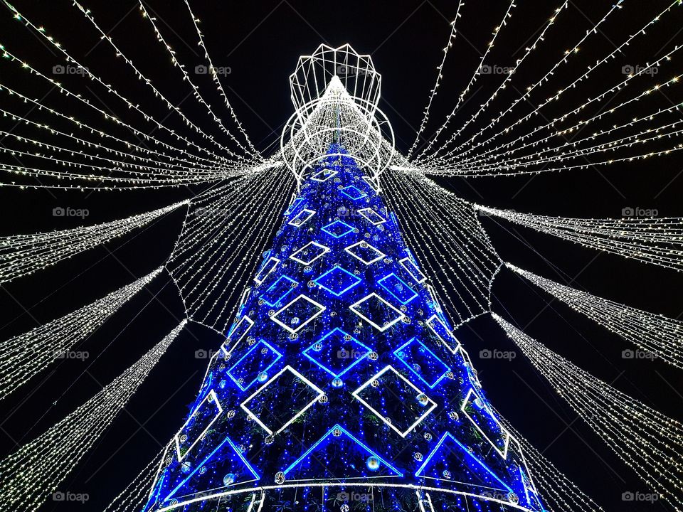 The symmetry decoration of the Christmas tree.