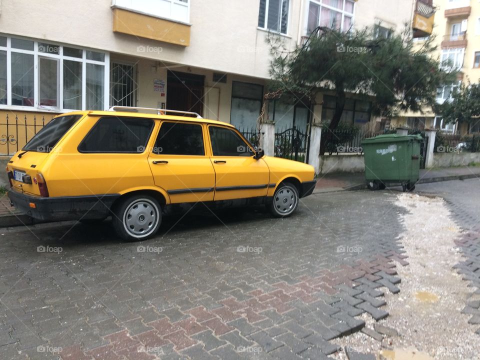 Yellow car in the street 👍🏻