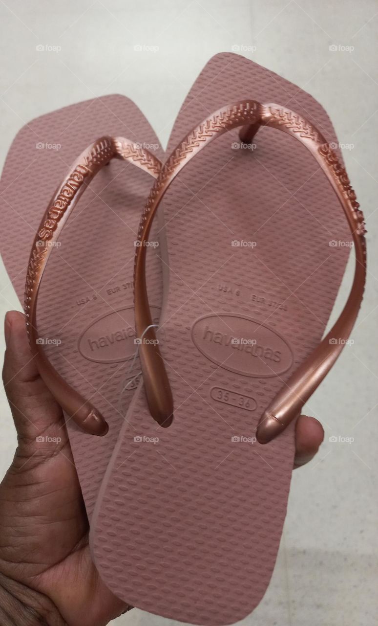 Beleza, delicadeza,  estilo, graciosidade e leveza. Chinelos Havaianas,  o ideal para qualque   ocasião! Não  escorregam: firmes nos pés e no chão.