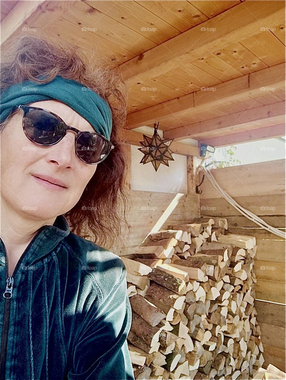 The lady of the house in „Bavaria“, Germany is visibly pleased with the progress the firewood storage project is making. The logs are neatly stacked against the wall in four rows and the end is now clearly in sight. 2023. Hypnotic Productions