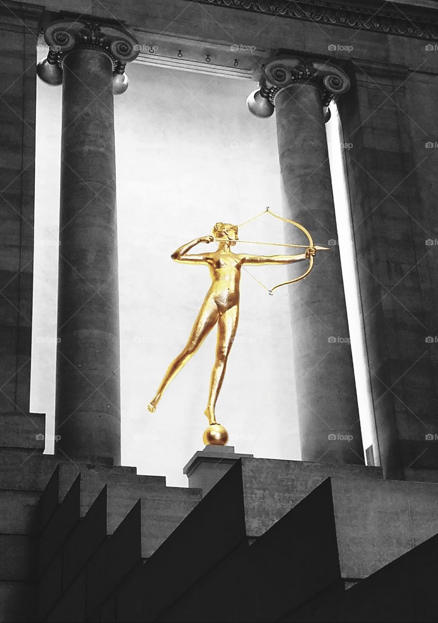 golden archer statue, backlit, with columns and stairs, Philadelphia Museum of Art