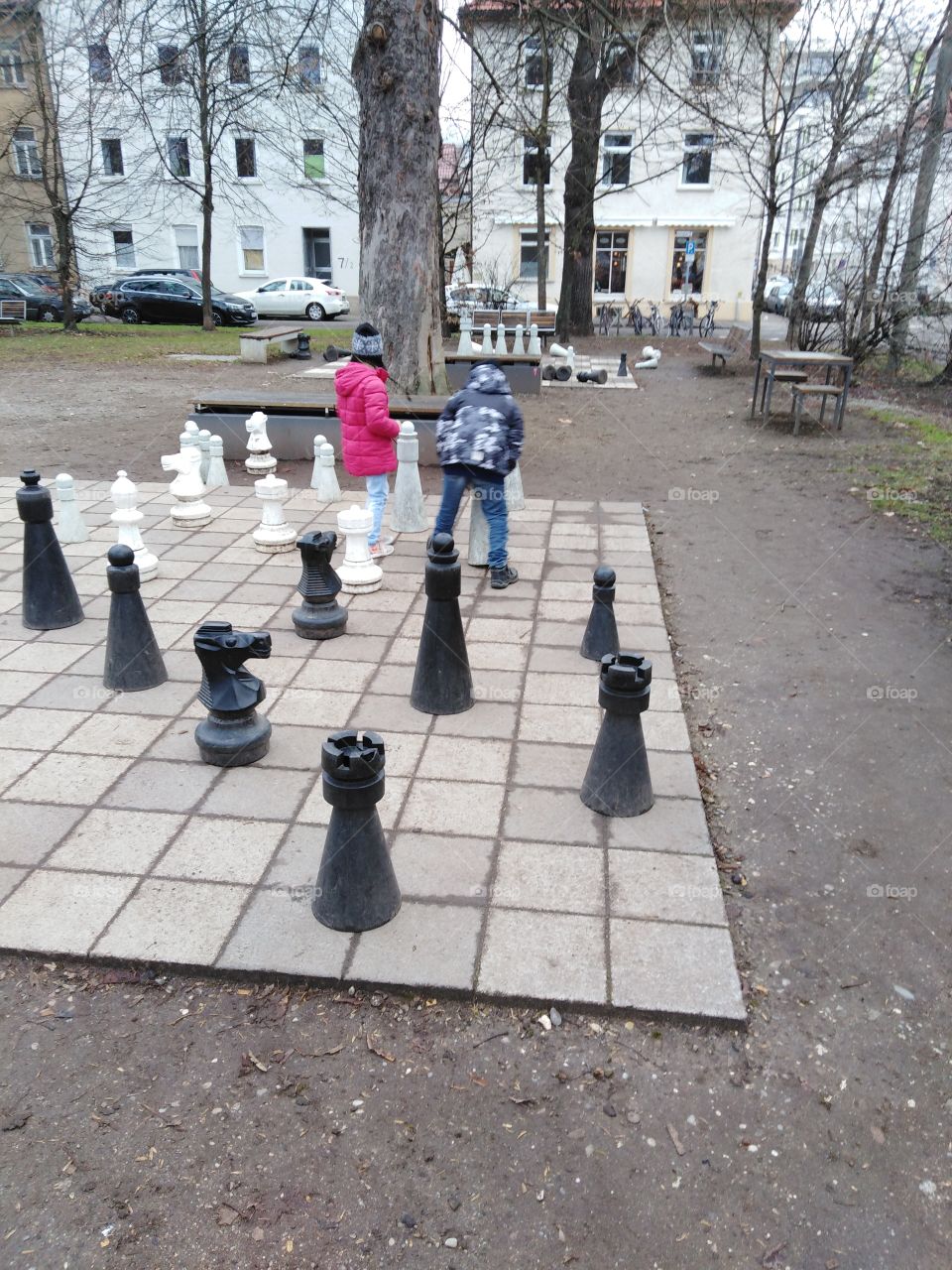 Kinder spielen Schach in einem Park in der Stadt... Ulm