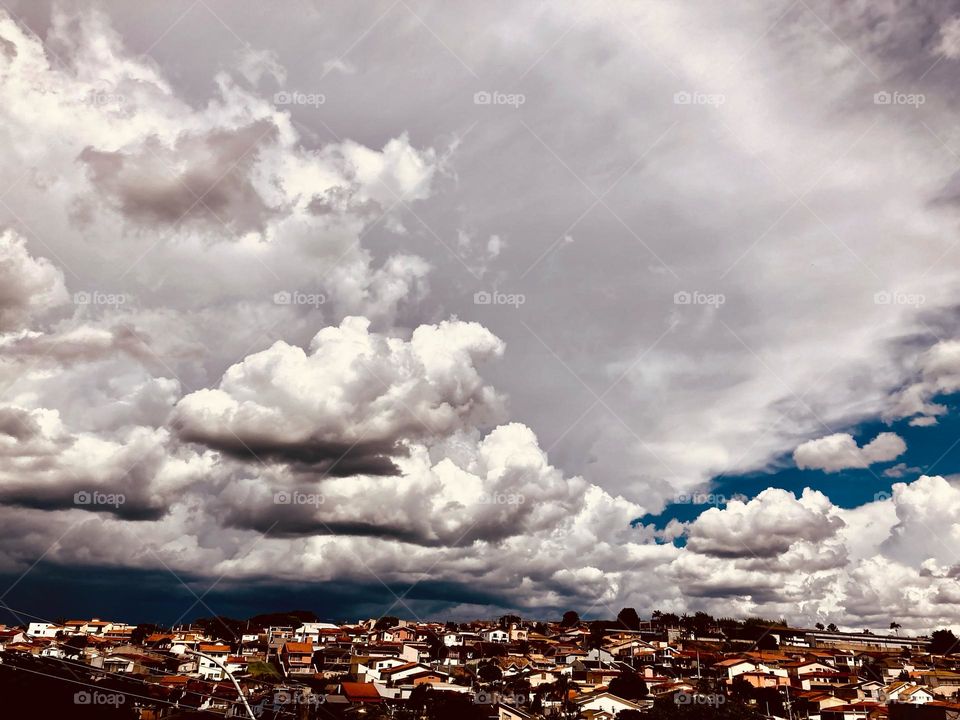 🇺🇸 The weather is changing… where is the blue sky we had just now?  Rain clouds approaching.  May she come softly! / 🇧🇷 O tempo está mudando… cadê o céu azul que tínhamos há pouco? Nuvens de chuva se aproximando. Que ela venha mansa!