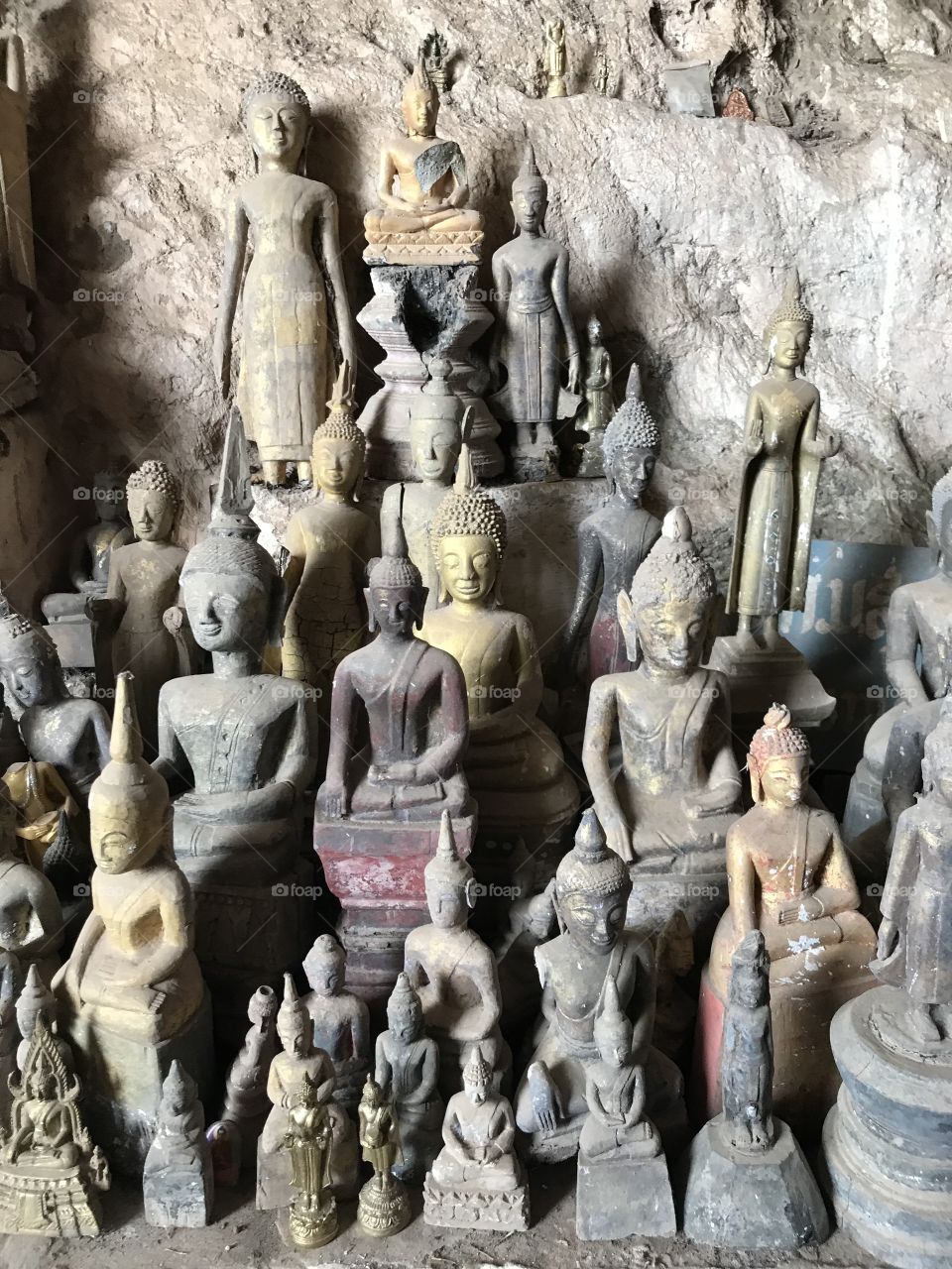Buddhist statue at Ou cave