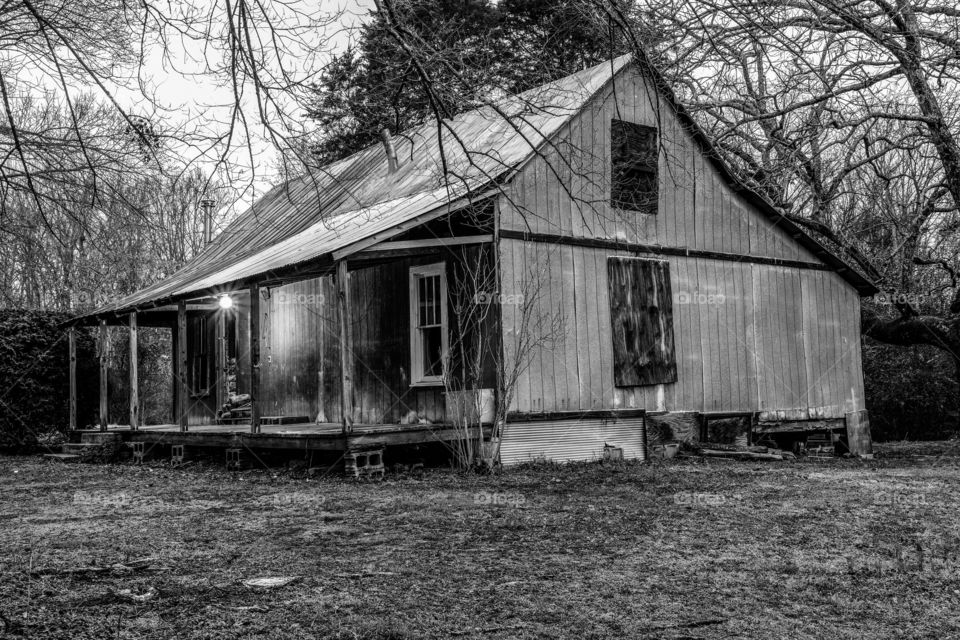Black and white of an old farmhouse in Belvidere Tennessee. 