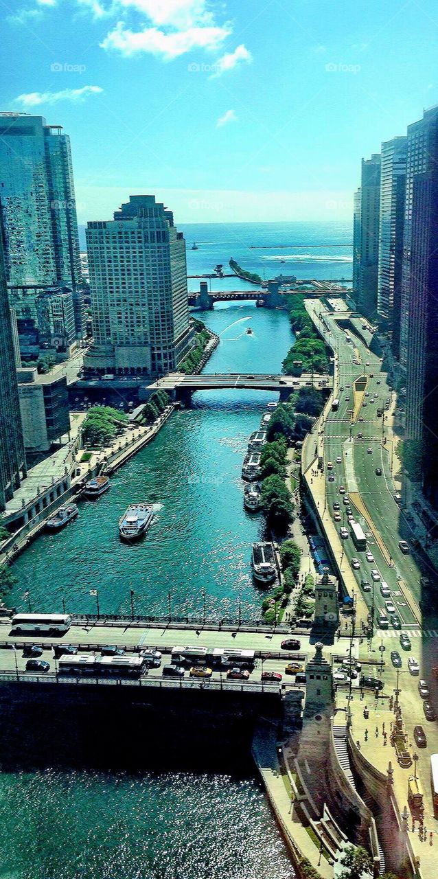 Chicago road along the river to Lake Michigan 
