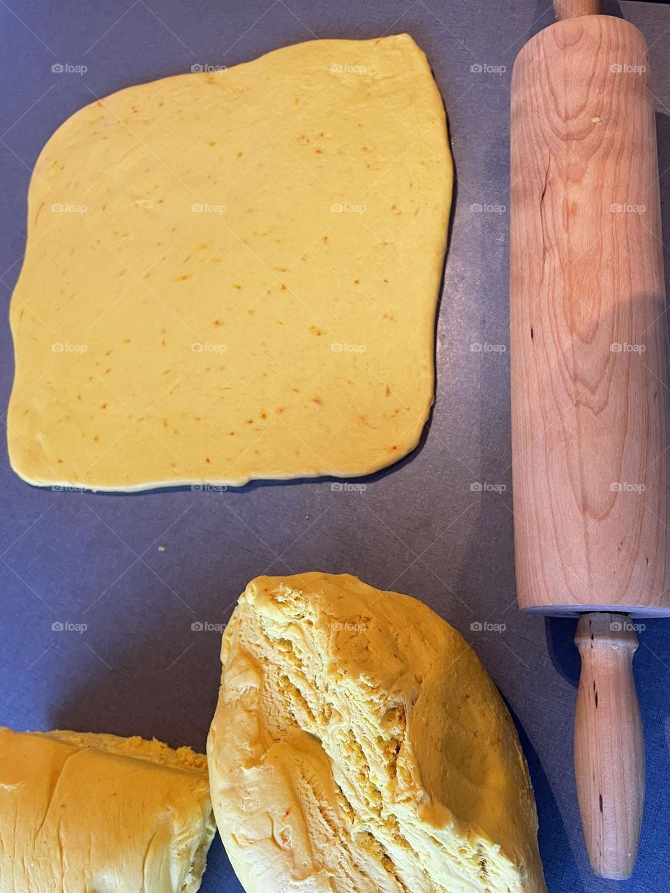 Easy baking saffron buns. With a square you can easily role up your buns in perfect versions. Let them rest and allow to ferment.