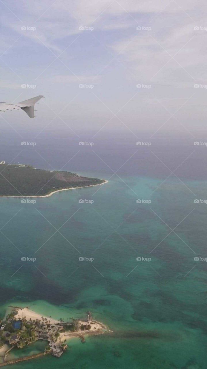 A nice shot of ocean and island as my flight headed inwards towards the Carribean island of Nassau.